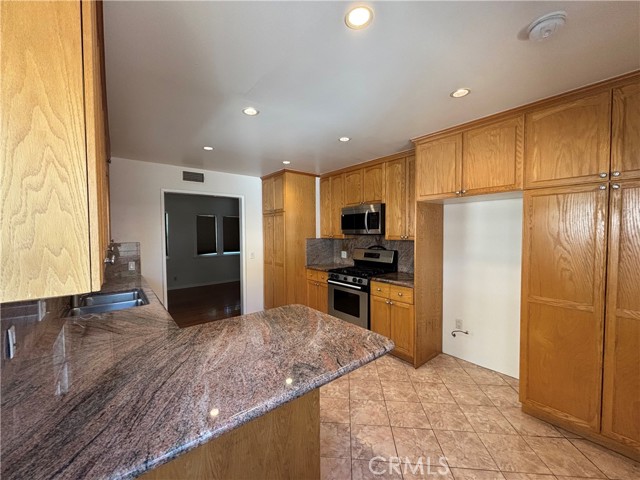 21327 De La Osa, Woodland Hills CA: https://media.crmls.org/medias/23de1d97-0a49-42ff-9b68-6f909c7ad509.jpg
