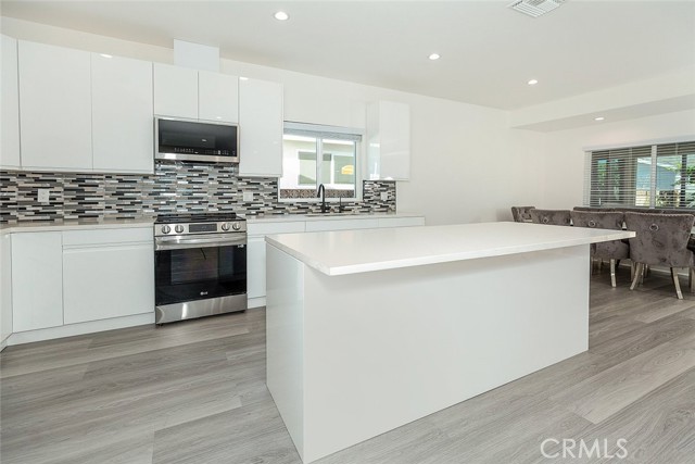 Detail Gallery Image 9 of 22 For 12818 Arminta St, North Hollywood,  CA 91605 - 3 Beds | 3 Baths