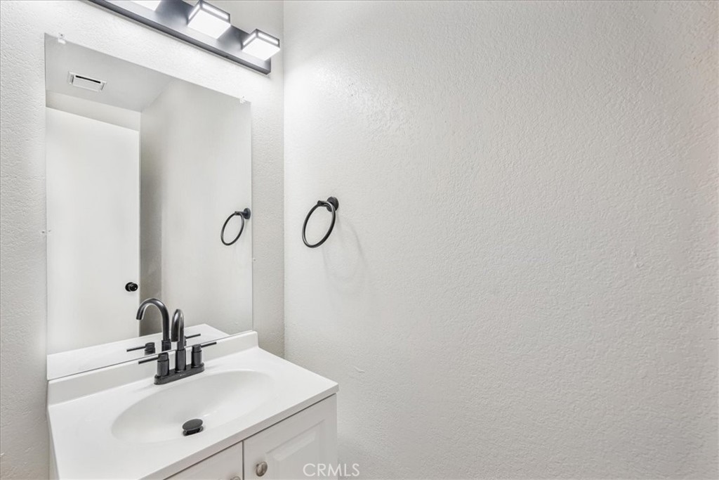 https://media.crmls.org/medias/23e12ff9-61e3-4218-af36-2edc6fd8679c.jpg?preset=X-Large