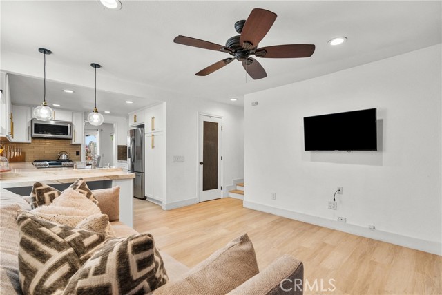 Detail Gallery Image 19 of 50 For 23121 Yvette Ln, Valencia,  CA 91355 - 3 Beds | 3 Baths