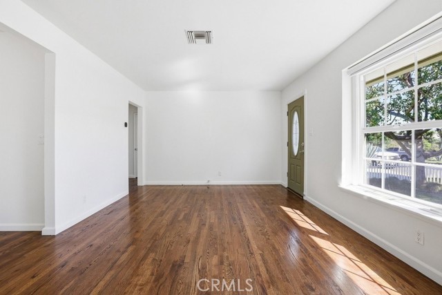 Detail Gallery Image 9 of 54 For 16937 Hartland, Lake Balboa,  CA 91406 - 2 Beds | 2 Baths