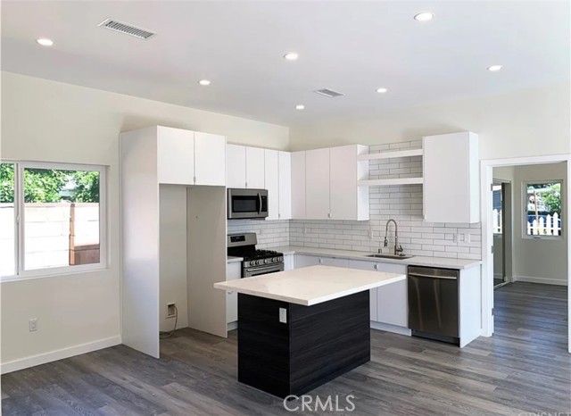 Detail Gallery Image 1 of 20 For 17217 Kittridge, Lake Balboa,  CA 91406 - 3 Beds | 2 Baths