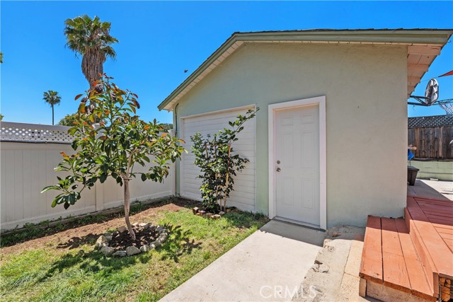 10739 Helendale photo 32