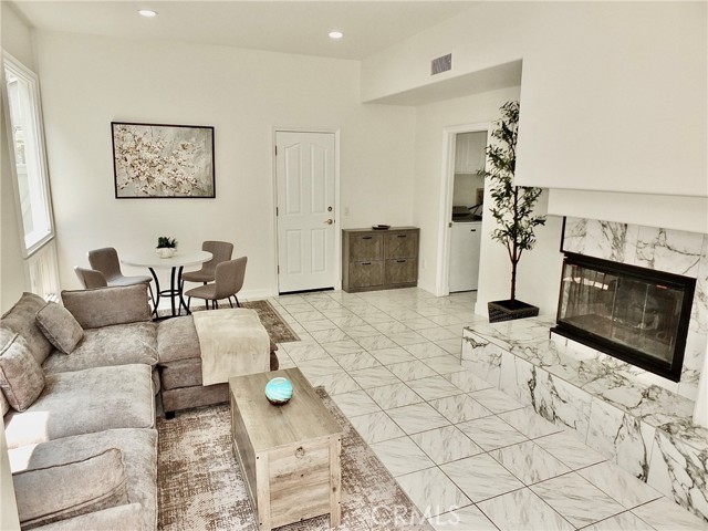 6225 Napoli Court, Long Beach CA: https://media.crmls.org/medias/23e865a9-e035-4049-a039-4ff4455d5279.jpg