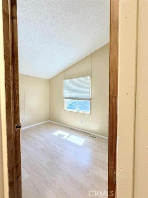 21100 State St, San Jacinto CA: https://media.crmls.org/medias/23e8cf0a-4122-4480-ad65-00059b64ce54.jpg