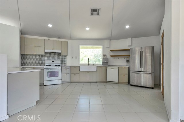 11101 Spanish Hills Dr, Corona CA: https://media.crmls.org/medias/23eb303f-8c5b-455a-8096-2843a5b9d933.jpg