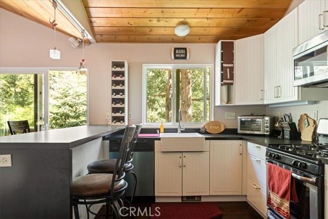 Detail Gallery Image 9 of 25 For 1053 Lausanne Dr, Crestline,  CA 92325 - 3 Beds | 2/1 Baths