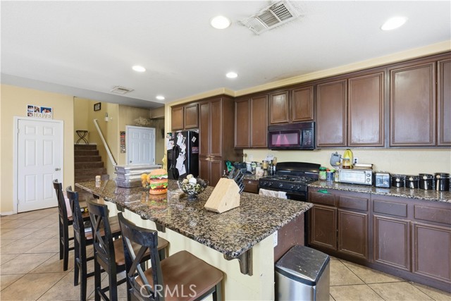 Detail Gallery Image 5 of 43 For 13855 Jackson St, Oak Hills,  CA 92344 - 5 Beds | 3 Baths