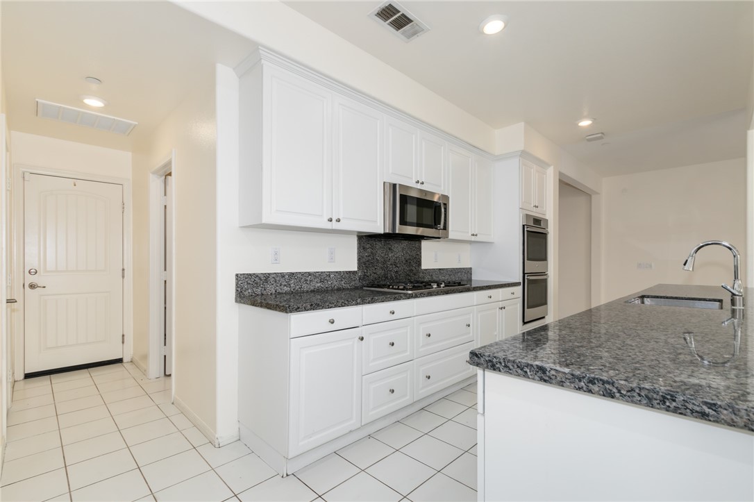 Detail Gallery Image 7 of 31 For 5339 Starling Dr, Jurupa Valley,  CA 91752 - 6 Beds | 4/1 Baths