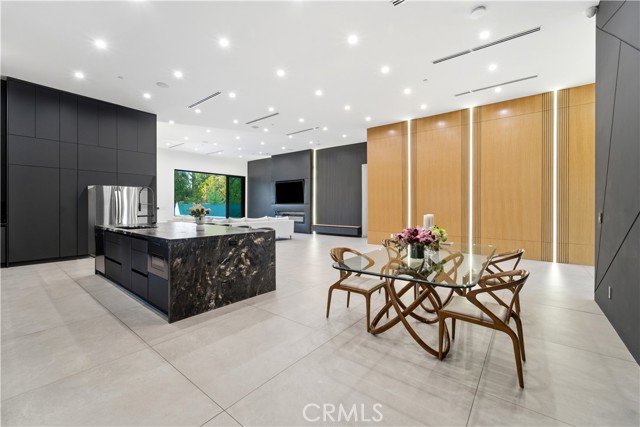 Detail Gallery Image 5 of 17 For 23227 Burbank Bld, Woodland Hills,  CA 91367 - 5 Beds | 5/1 Baths