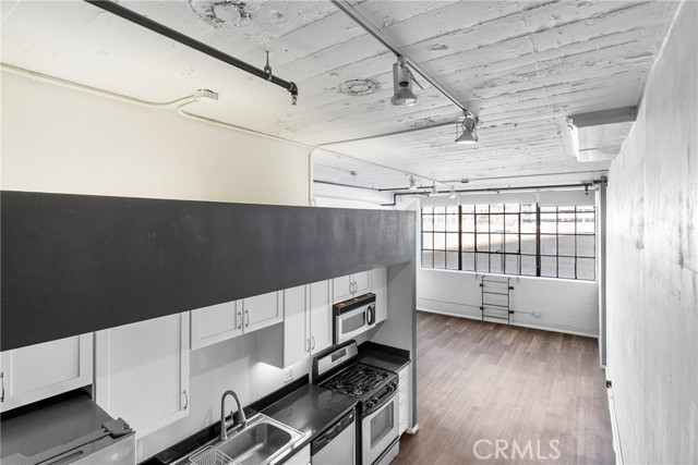 420 S San Pedro Street, Los Angeles CA: https://media.crmls.org/medias/23fb05fa-666f-4997-bdcf-2fc8f2e86450.jpg
