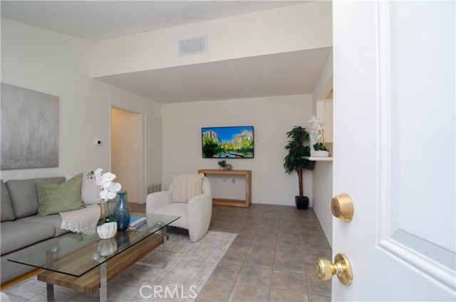 19152 Avenue Of The Oaks, Newhall CA: https://media.crmls.org/medias/240013e0-bbbc-4e8d-95a5-1a07e65deff0.jpg