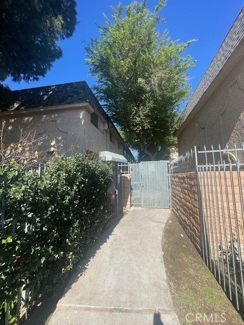 Detail Gallery Image 2 of 22 For 17105 Roscoe #09,  Northridge,  CA 91325 - 2 Beds | 1/1 Baths