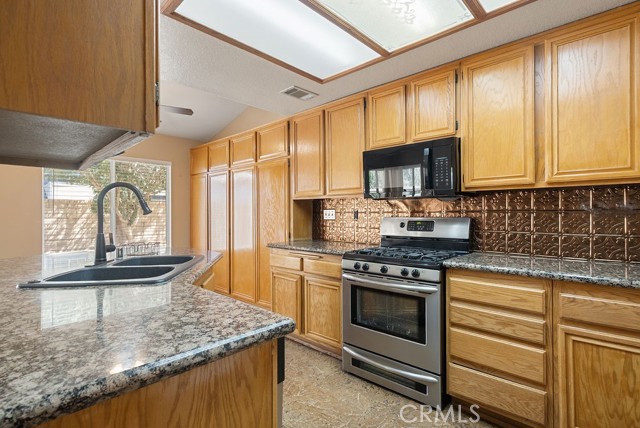 Detail Gallery Image 18 of 34 For 1715 Lake Way, Lancaster,  CA 93534 - 5 Beds | 3 Baths