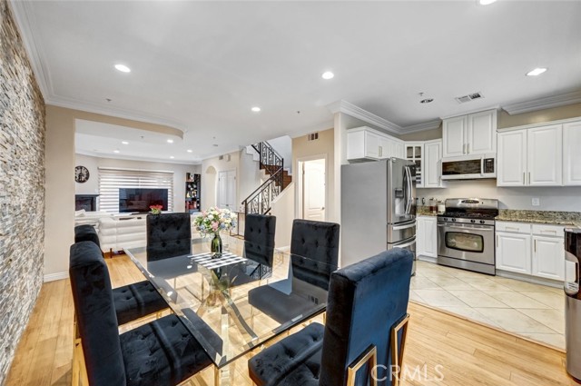 Detail Gallery Image 14 of 52 For 13629 Wyandotte St #111,  Van Nuys,  CA 91405 - 4 Beds | 3 Baths