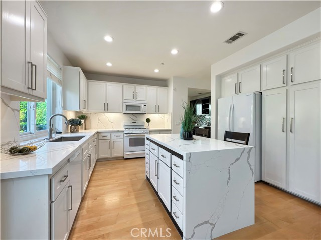 7 Bayview Drive, Buena Park CA: https://media.crmls.org/medias/2405d0f4-fc00-468e-b777-fc80d30bdc26.jpg