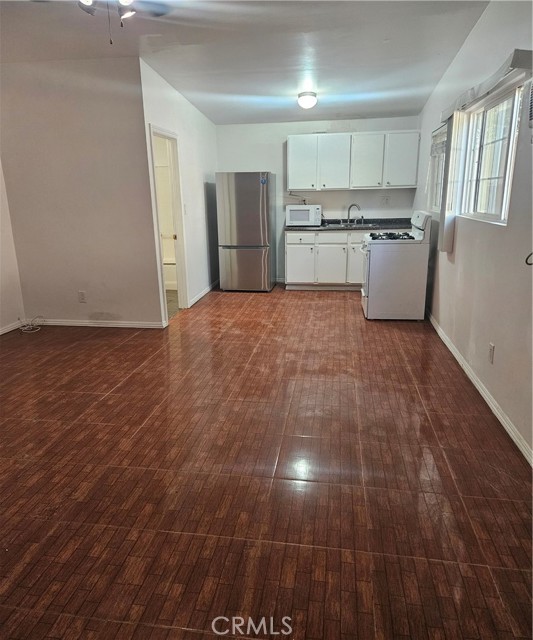 17537 Tuba, Northridge CA: https://media.crmls.org/medias/2405e09a-3284-48c2-a9a6-542706d8c6c3.jpg