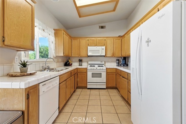 16662 Joshua Street, Hesperia CA: https://media.crmls.org/medias/24073a25-94ff-491d-abd5-032950f19b36.jpg