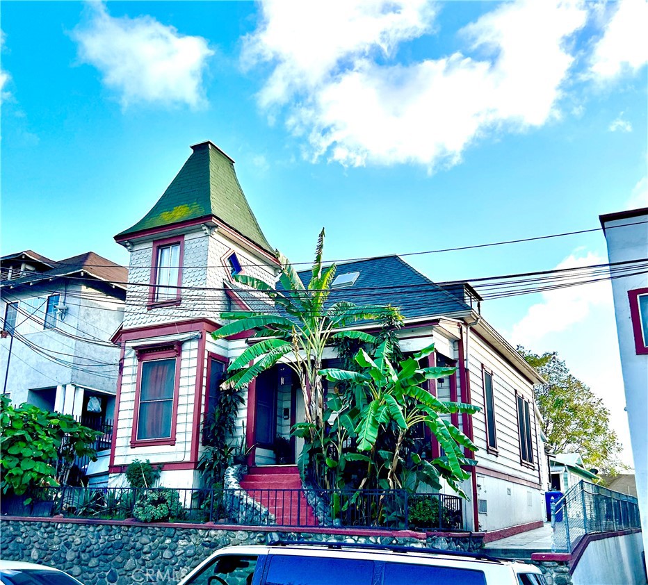 Duplex at 1530 W Temple Street