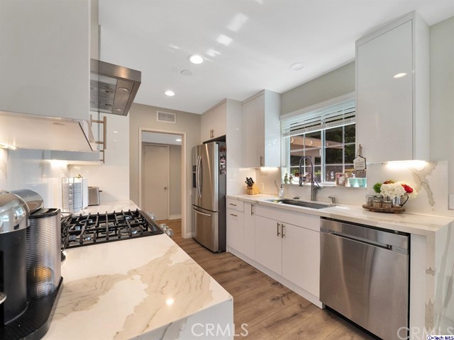 3825 Los Amigos Street, La Crescenta CA: https://media.crmls.org/medias/2409073a-4ff7-4f39-a071-dc040a75b5fe.jpg