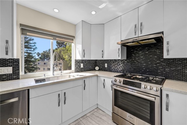 Detail Gallery Image 13 of 37 For 8038 via Pompeii, Burbank,  CA 91504 - 3 Beds | 3 Baths