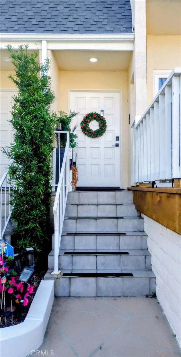 Detail Gallery Image 4 of 37 For 16276 Pacific Cir, Huntington Beach,  CA 92649 - 3 Beds | 5/1 Baths