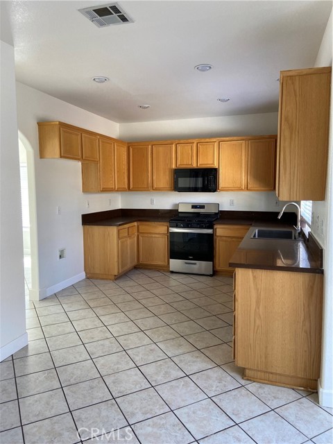 Detail Gallery Image 6 of 7 For 12890 Bootridge Ln, Victorville,  CA 92392 - 4 Beds | 2/1 Baths