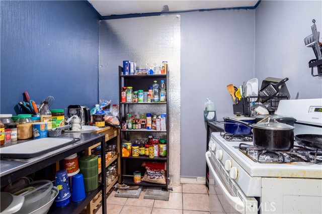 6402 Graves Avenue, Van Nuys CA: https://media.crmls.org/medias/24123a3a-9d48-48ee-bf04-fb6f165ba00f.jpg