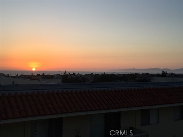 1707 Pacific Coast Highway, Hermosa Beach, California 90254, 2 Bedrooms Bedrooms, ,2 BathroomsBathrooms,Residential,Sold,Pacific Coast Highway,SB24105378