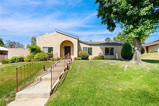 1024 Ardmore Circle, Redlands CA: https://media.crmls.org/medias/24138761-427c-41d0-a5fe-a85027cd482f.jpg