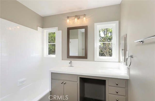 Detail Gallery Image 14 of 34 For 394 Moss St, Laguna Beach,  CA 92651 - 3 Beds | 2/1 Baths