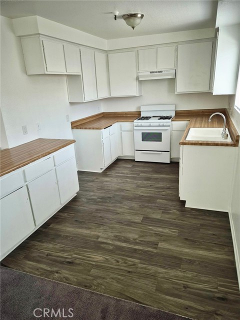 13325 Kornblum Avenue, Hawthorne CA: https://media.crmls.org/medias/2418f770-c653-489b-9d76-2f34c3a77544.jpg