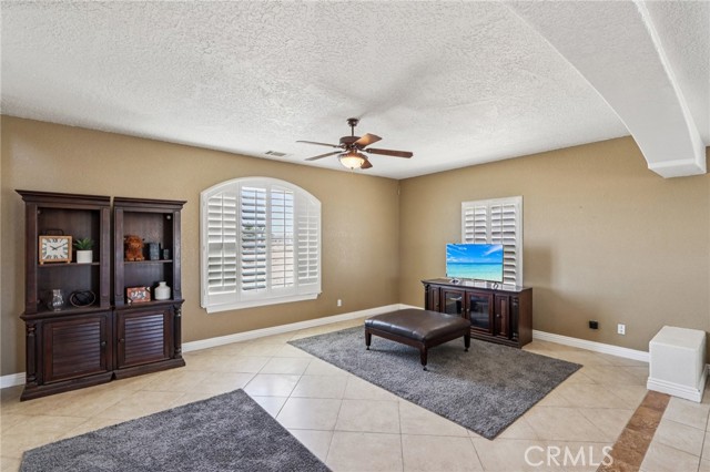 8294 Aster Road, Oak Hills CA: https://media.crmls.org/medias/241ad838-2166-4f9e-9ddb-abf5fa3549c5.jpg