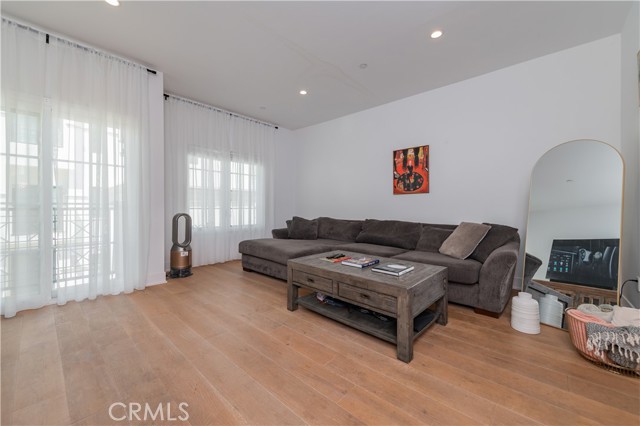 288 S Oakland Ave, Pasadena CA: https://media.crmls.org/medias/241b3603-5703-43c6-a88d-c0af57705695.jpg