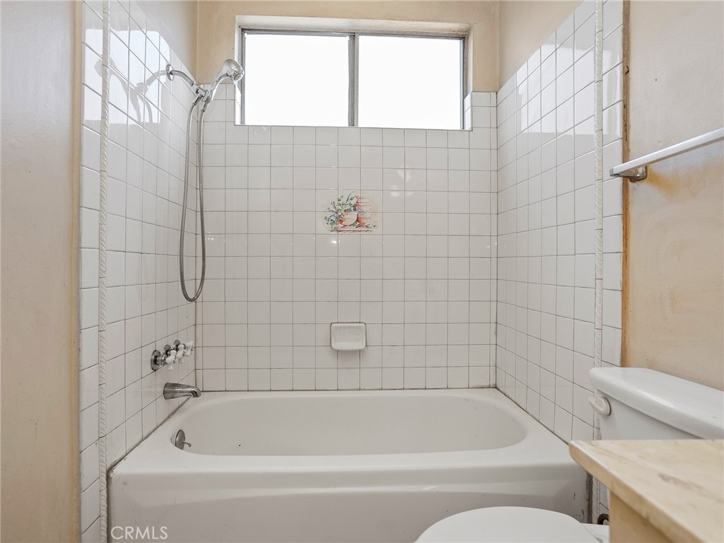 https://media.crmls.org/medias/241d1227-66cc-4ac9-b8d7-6d2e9597fc5c.jpg?preset=X-Large
