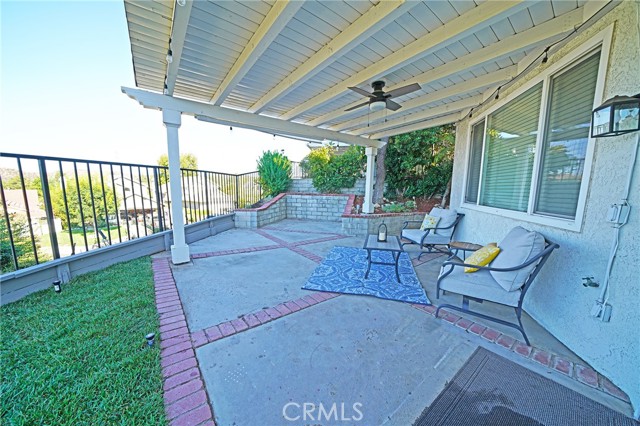 28321 Evergreen Lane, Saugus CA: https://media.crmls.org/medias/241e60ef-97e8-4894-b5f5-e9f4323dd403.jpg