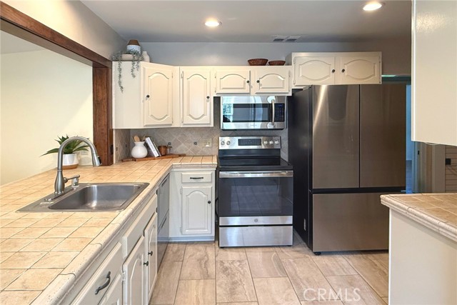 406 University Avenue, Burbank CA: https://media.crmls.org/medias/241f4579-7087-457d-b5e2-cc36f1f26b6b.jpg