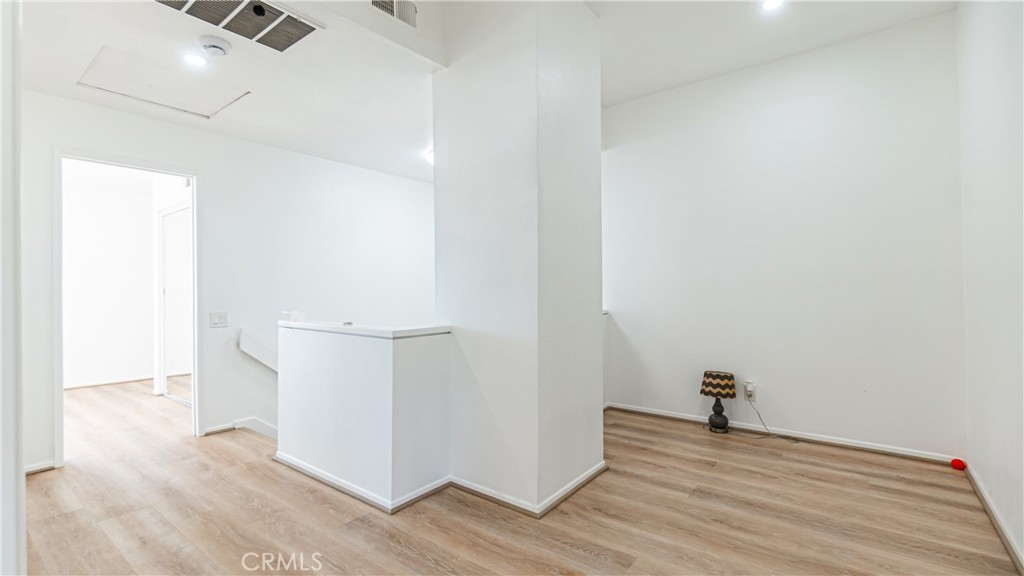 https://media.crmls.org/medias/242023d8-c674-4853-b5c1-e3717d0f9149.jpg?preset=X-Large