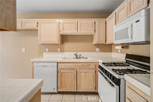 Detail Gallery Image 8 of 30 For 39227 10th St #H,  Palmdale,  CA 93551 - 3 Beds | 2/1 Baths