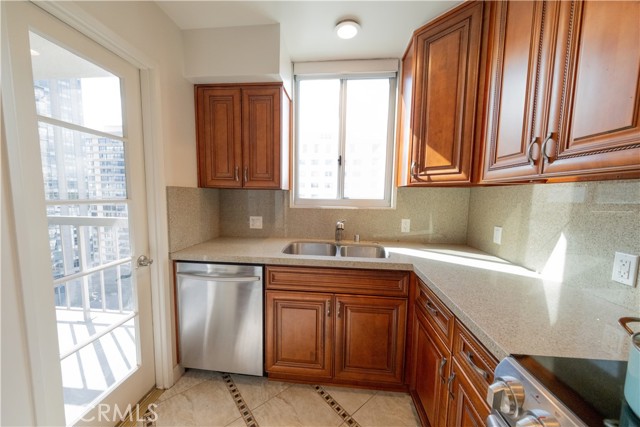 Detail Gallery Image 13 of 28 For 10751 Wilshire Bld #1405,  Los Angeles,  CA 90024 - 1 Beds | 2 Baths