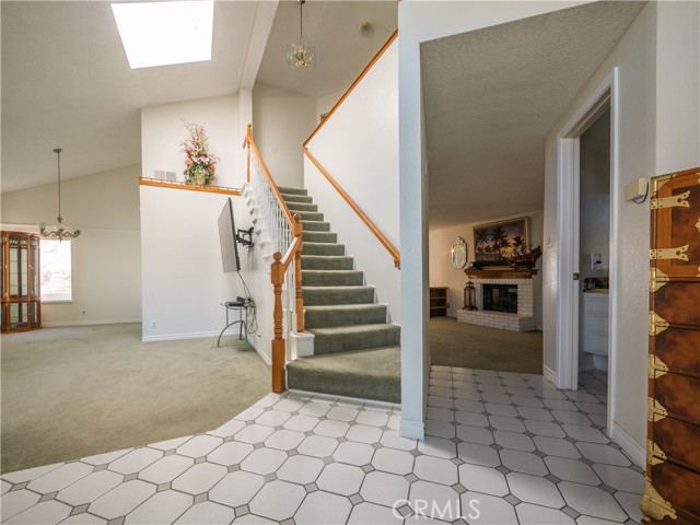 Detail Gallery Image 4 of 23 For 1241 Oakcrest Cir, Corona,  CA 92882 - 4 Beds | 2/1 Baths