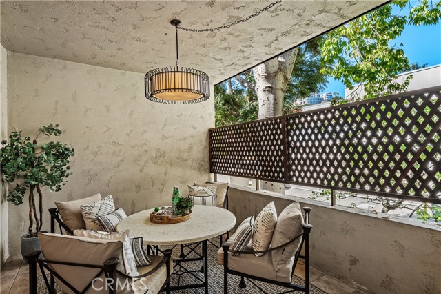 Detail Gallery Image 10 of 50 For 11687 Bellagio #12,  Los Angeles,  CA 90049 - 2 Beds | 2/1 Baths