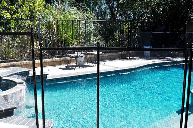 Detail Gallery Image 15 of 17 For 28338 Maxine, Saugus,  CA 91350 - 4 Beds | 3 Baths