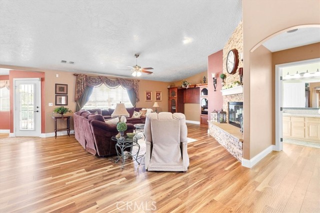 19287 Allegheny Road, Apple Valley CA: https://media.crmls.org/medias/24280bb1-9e7f-44bd-8441-0a39daaa0fd3.jpg