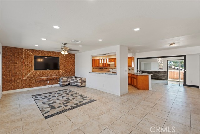 Detail Gallery Image 4 of 45 For 23859 South Rd, Apple Valley,  CA 92307 - 4 Beds | 2 Baths