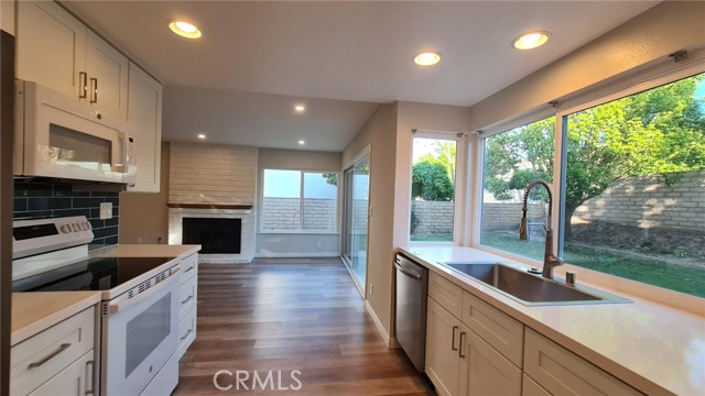 Detail Gallery Image 8 of 23 For 15432 Alsace Cir, Irvine,  CA 92604 - 4 Beds | 2/1 Baths