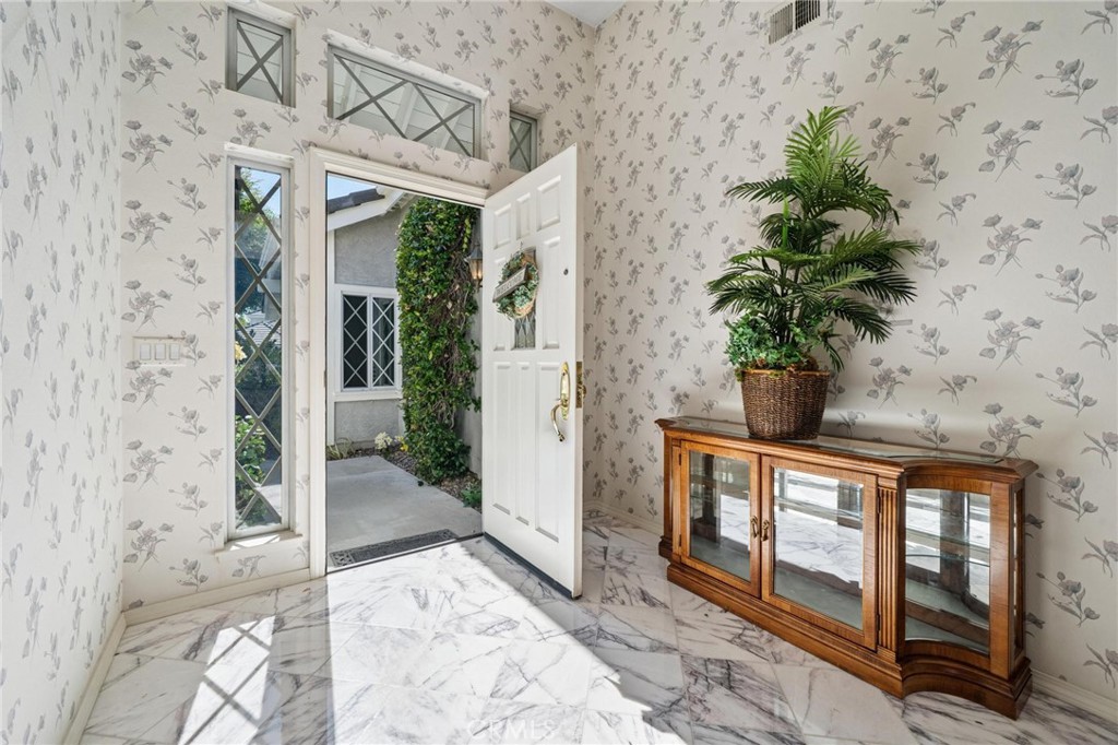 https://media.crmls.org/medias/242b8f6a-339d-47d5-991b-374d2658cf0b.jpg?preset=X-Large