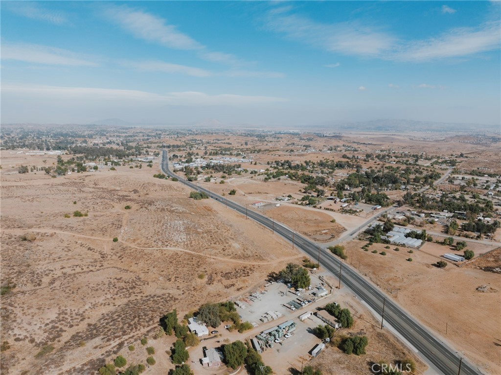 https://media.crmls.org/medias/242cc899-a00e-4236-9546-d1202951c656.jpg?preset=X-Large