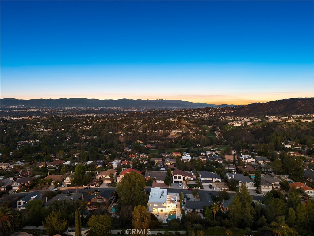 https://media.crmls.org/medias/242d4a60-f89d-4c3c-b835-833a797980dc.jpg?preset=X-Large