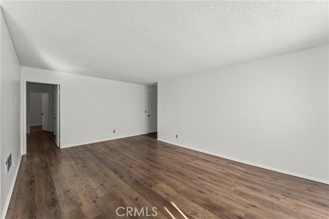 Detail Gallery Image 5 of 28 For 15000 Halldale Ave #101,  Gardena,  CA 90247 - 2 Beds | 2 Baths